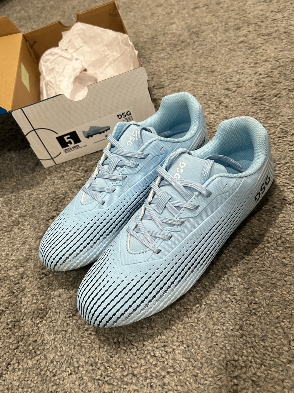DSG Kid’s Speed Viper Soccer Cleats 
size 5